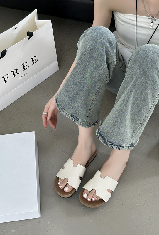 Yageli Women's Flat Sandals Slippers 2025 New Style French Elegant Casual Beach Shoes - Image 3